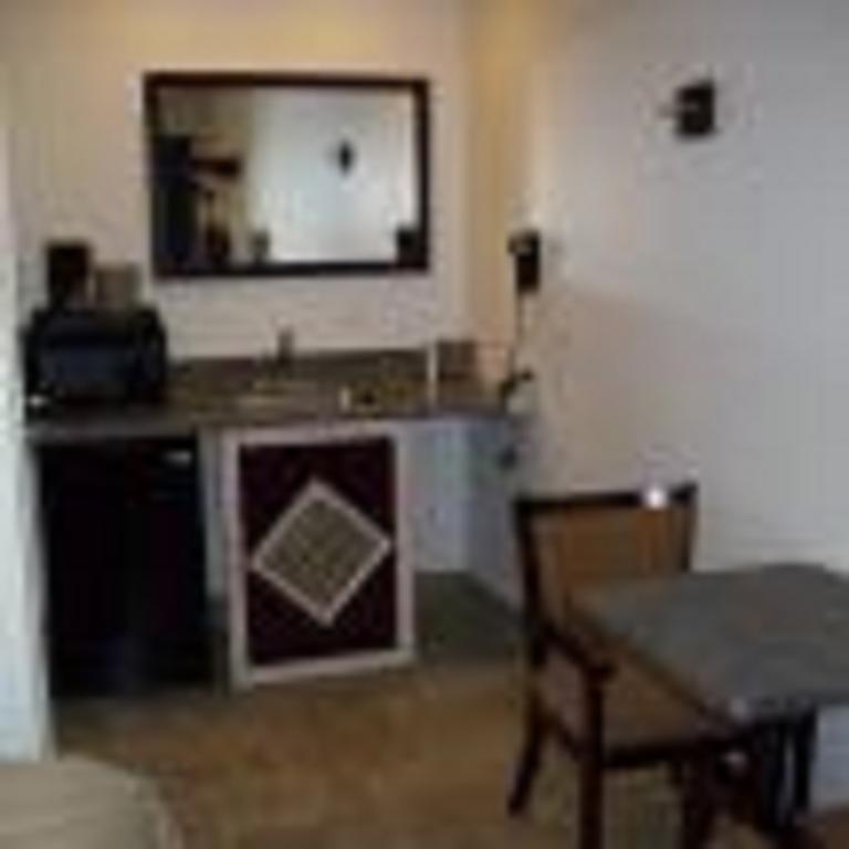 ווקשה Price Pointe Inn מראה חיצוני תמונה