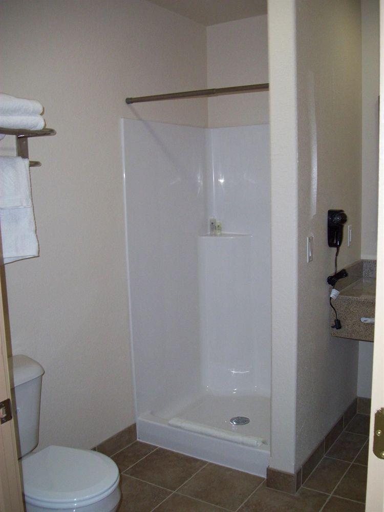 ווקשה Price Pointe Inn מראה חיצוני תמונה