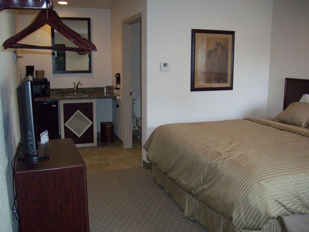 ווקשה Price Pointe Inn מראה חיצוני תמונה