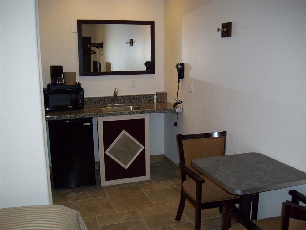 ווקשה Price Pointe Inn מראה חיצוני תמונה