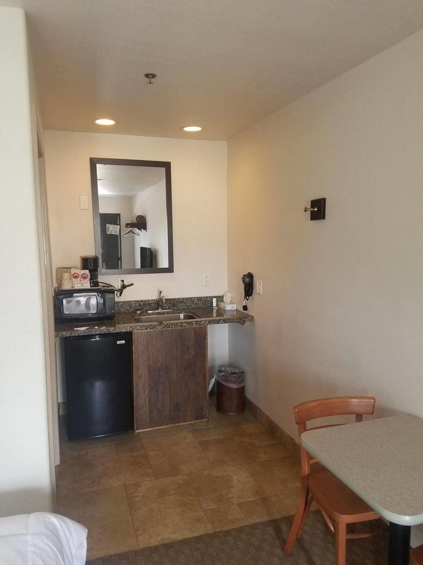 ווקשה Price Pointe Inn מראה חיצוני תמונה