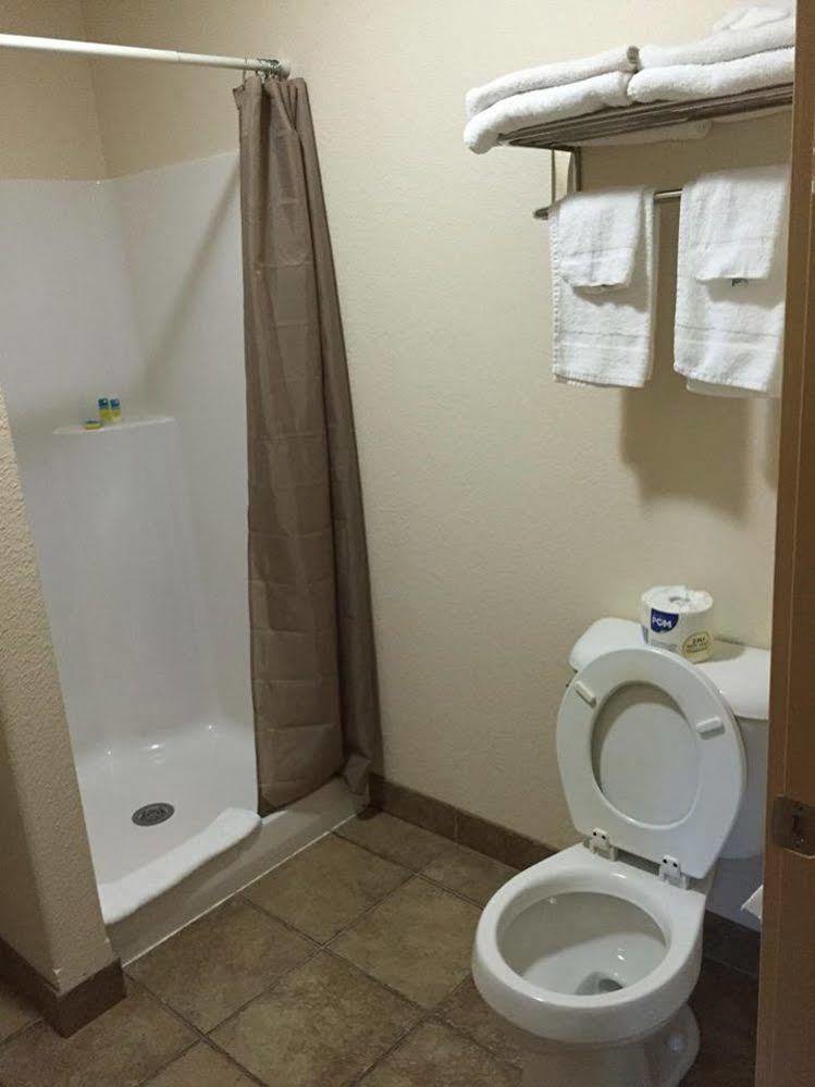 ווקשה Price Pointe Inn מראה חיצוני תמונה